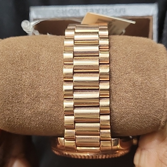 MICHAEL KORD SWISS MOVEMENT WATCH NEW IN BOX TAGS - Picture 3 of 8